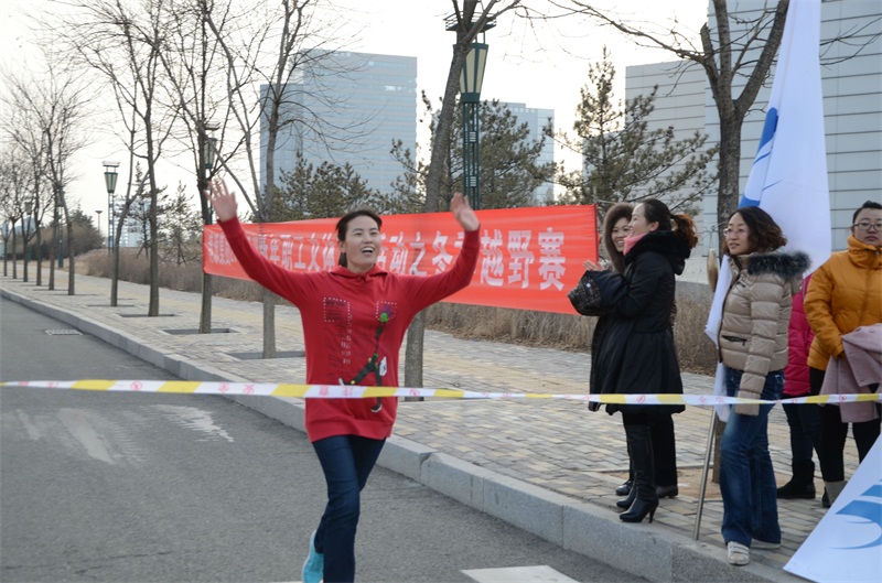 女子组冠军冲刺