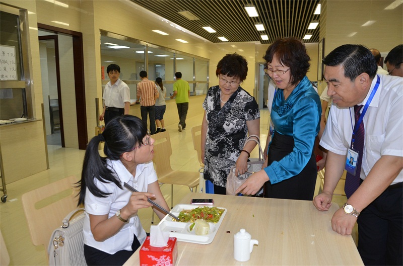 鄂尔多斯市总工会副主席李雪（右二）参观博源集团职工餐厅，并对职工的就餐情况进行了询问。